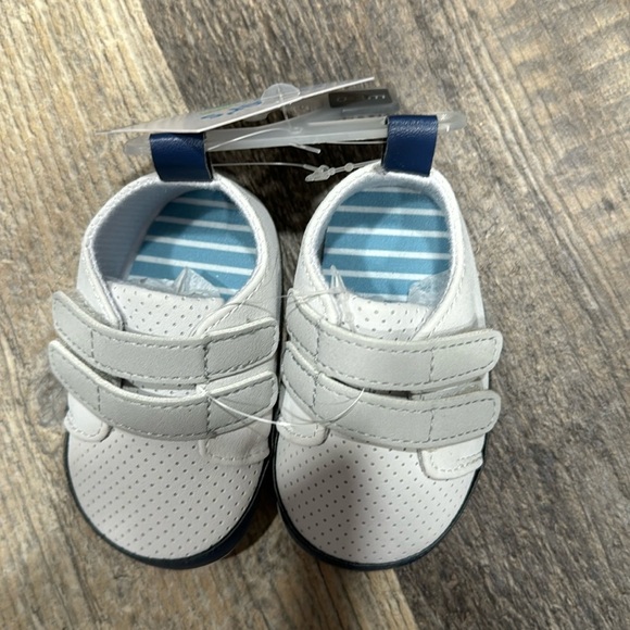 Carter’s comfortable athletic sneakers for infants - Picture 2 of 8